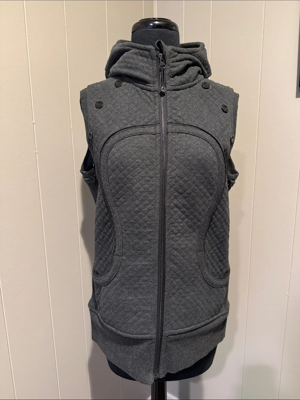 lululemon athletica Women’s 10 Quilted Hooded Vest in Charcoal Gray